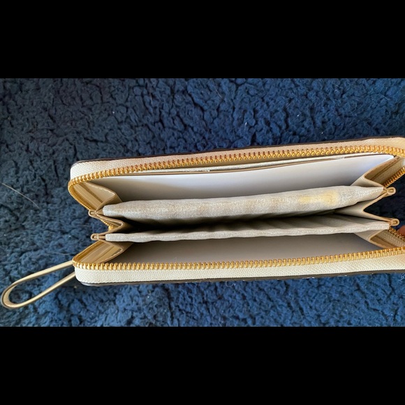 COACH. NWT Signature leather long zip around white Wallet. 🎉🎉 - Picture 4 of 10